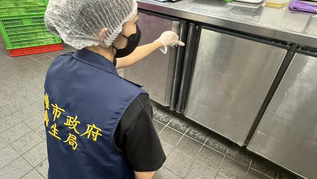 漢來海港驚見米奇！老鼠闖Buffet　員工變獵人全場追捕