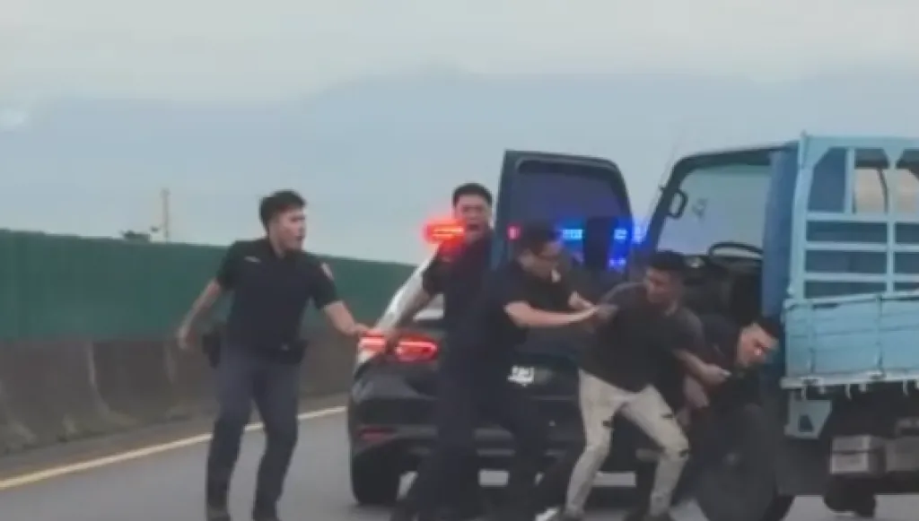 台82線攔車逮人！貨車拒絕警方盤查逃逸　朴子分局警車攔截圍捕