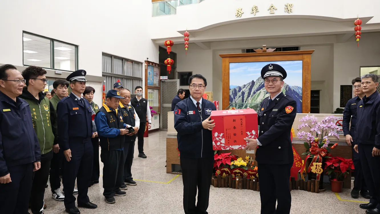 ▲黃市長於慰問春節期間堅守崗位的警察及協勤民力。(圖/台南市政府提供)