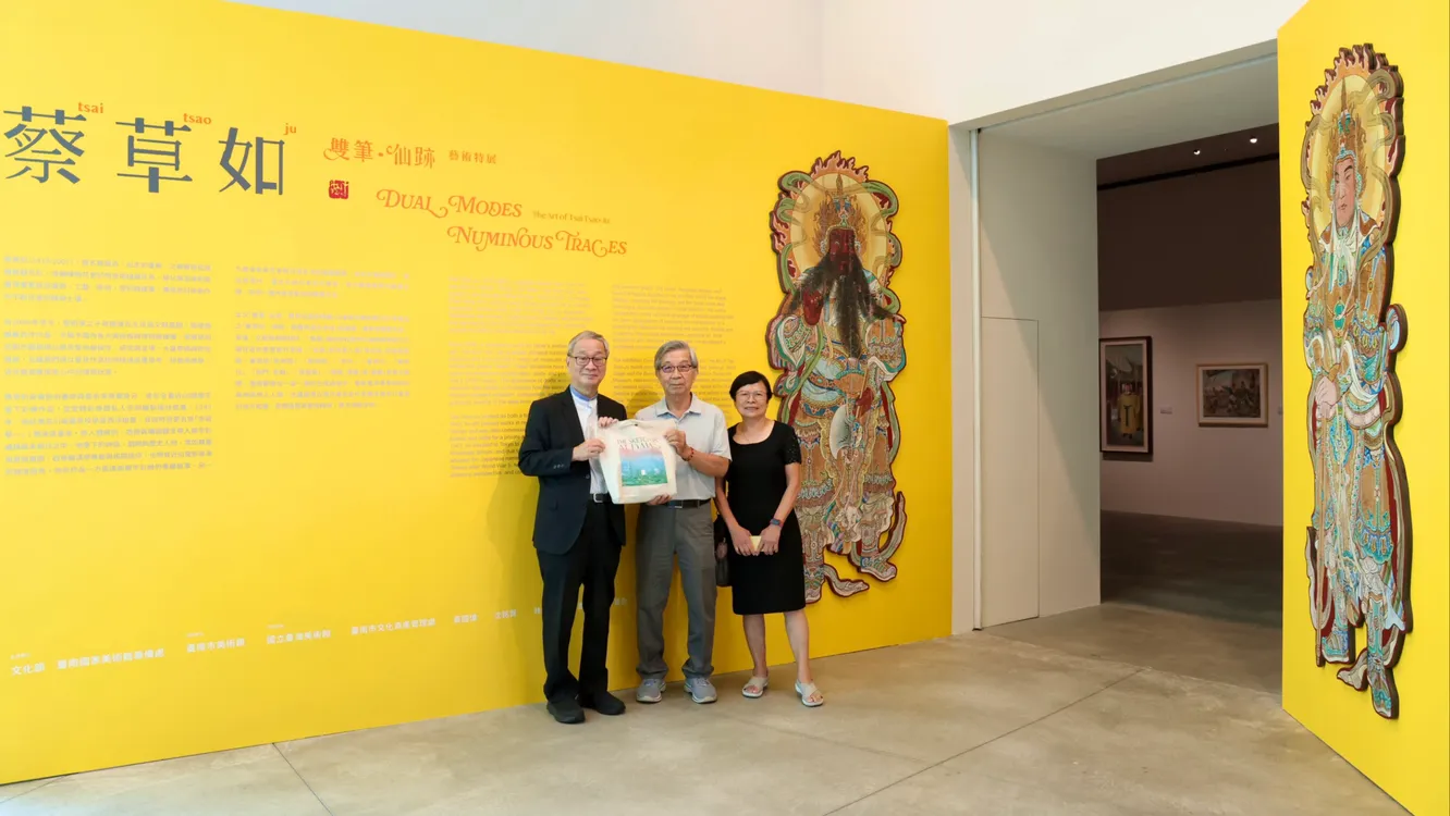 ▲李遠參觀蔡草如特展,表示南國美肩負建構臺灣美術史重要使命。(圖/南國美籌備處提供)