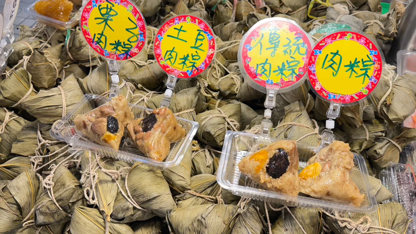 ▲臺南傳統市場的手工現包粽子品項豐富，從傳統口味、經典口味到特色口味一應俱全，絕對滿足老饕挑剔的味蕾。（圖／台南市經發局提供）