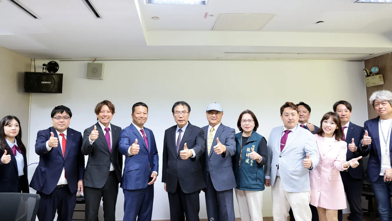 ▲日本土浦商工會議所青年部及柴沼醬油訪團今(1)日拜會台南市政府,市長黃偉哲與訪團成員合影留念,雙邊交流氣氛熱絡。(圖/台南市政府提供)