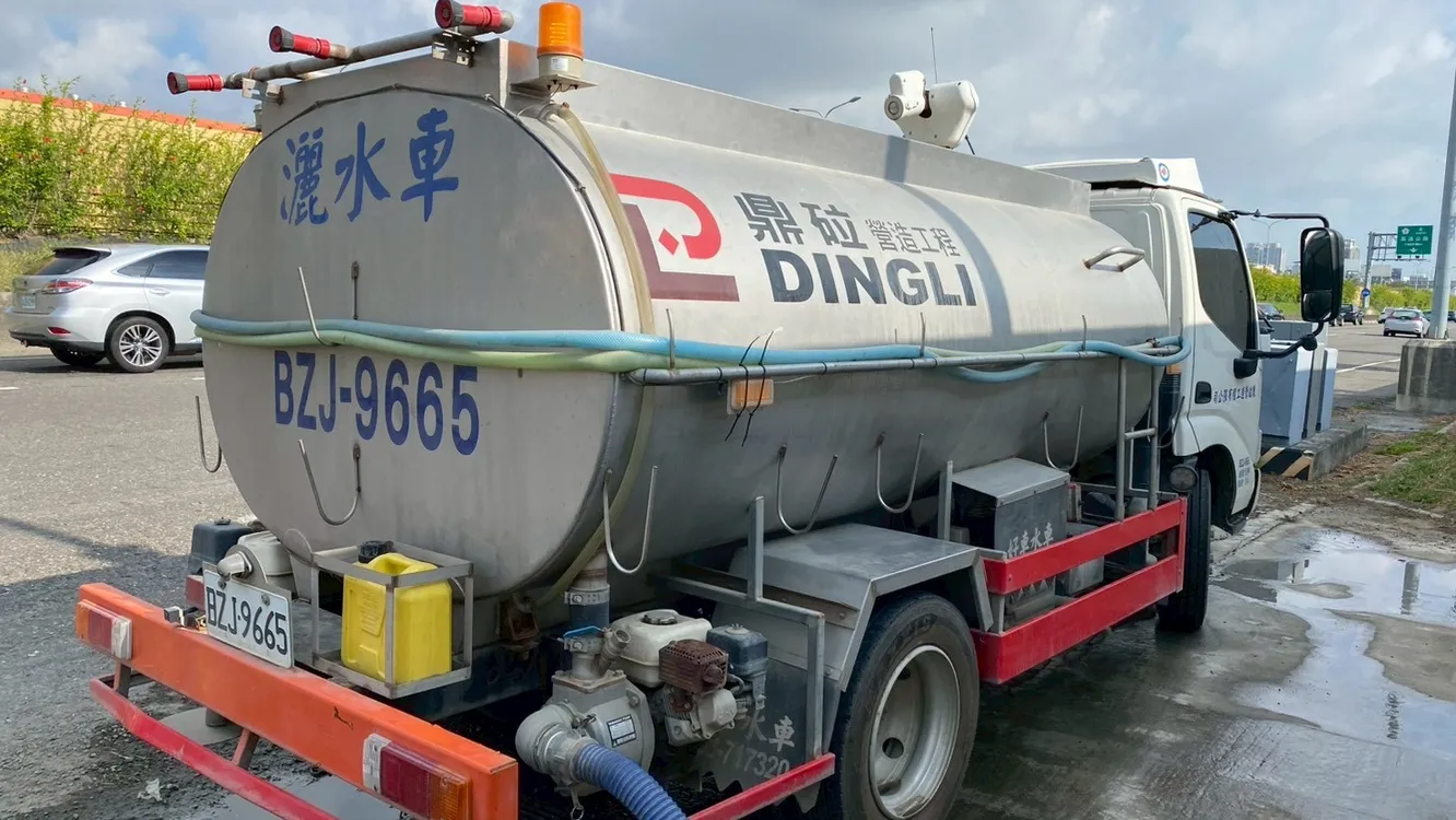 ▲水車至虎尾寮水資源回收中心廠內取用回收水。（圖／記者 楊子安 翻攝）