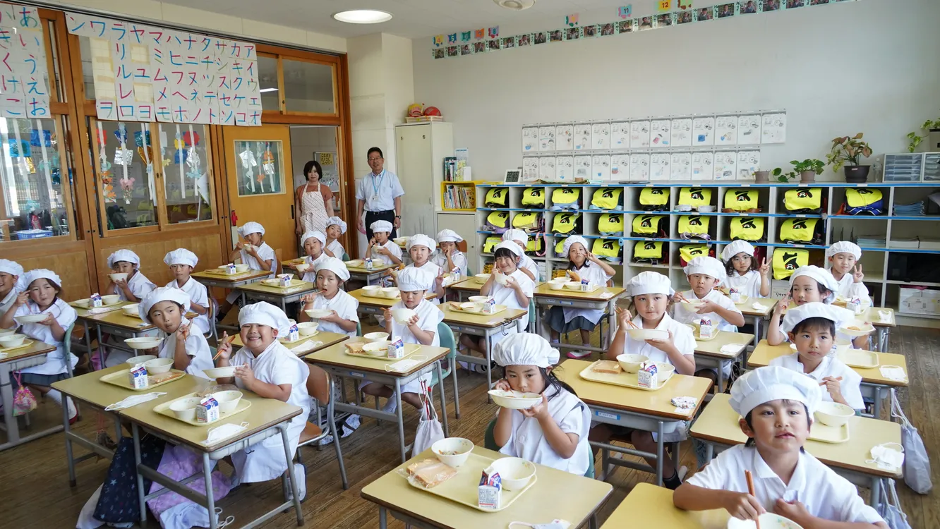 ▲宇城市小學生在營養午餐享用台南鳳梨。（圖／台南市政府提供）