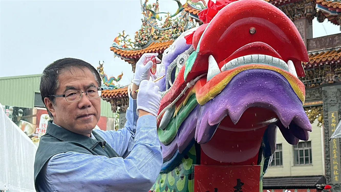▲台南市長黃偉哲於安平開台天后宮為龍舟開光點睛，祈求2026台南市國際龍舟錦標賽活動圓滿順利、選手平安完賽。（圖／記者 楊子安 攝）