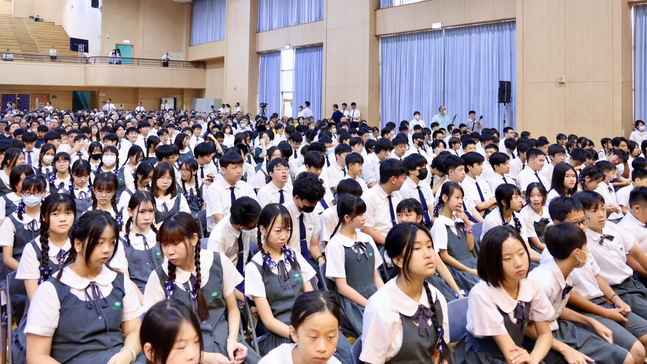 ▲慈濟高中畢典溫馨登場，512位畢業生領證書謝師恩。（圖／記者 楊子安 攝）