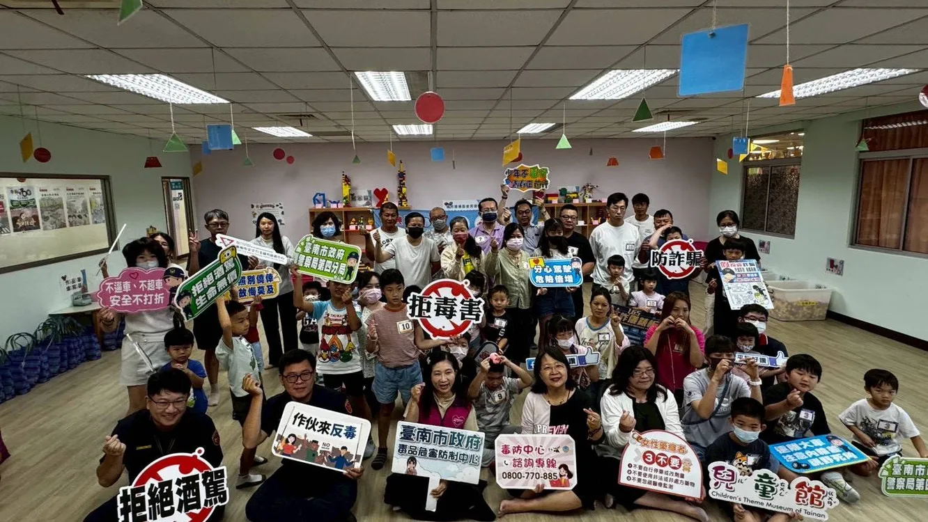 ▲防制毒駕向下扎根,台南警推積木DIY與繪本反毒宣導。(圖/記者 楊子安 翻攝)