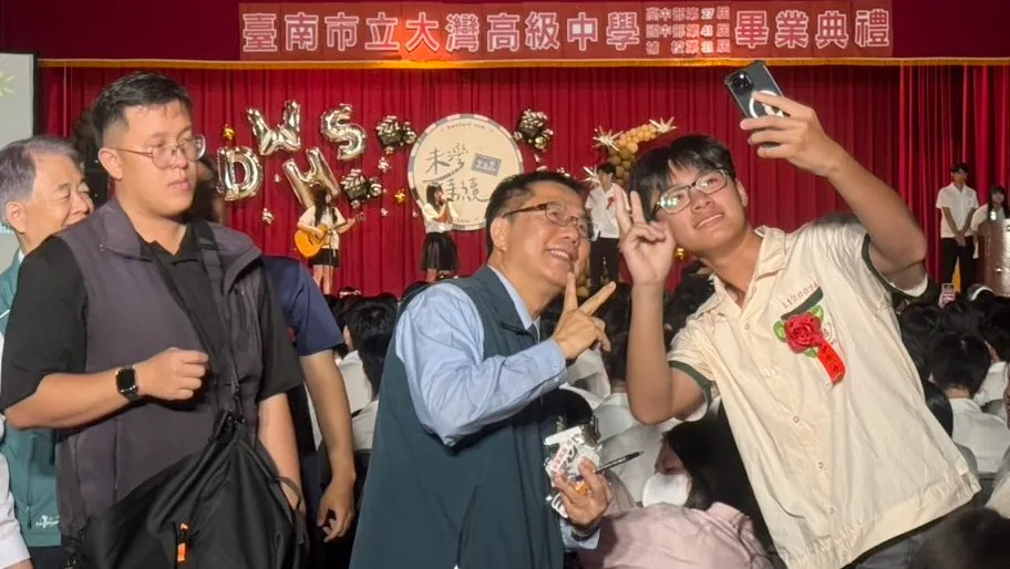 ▲畢典超人-台南市長黃偉哲,今早趕赴大灣、永仁高中,與畢業生開心自拍。(圖/台南市政府提供)