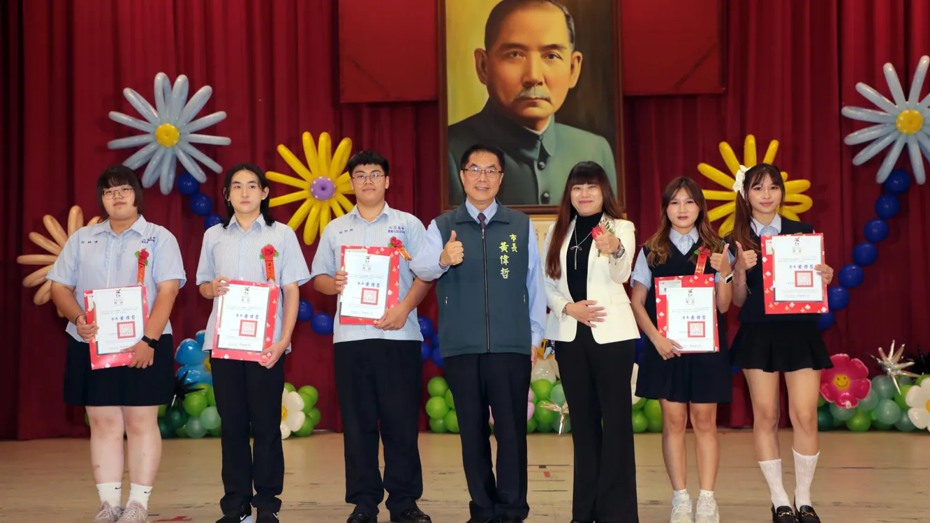 ▲台南市長黃偉哲今(8)出席六信高中畢業典禮,與學生合影。(圖/台南市政府提供)