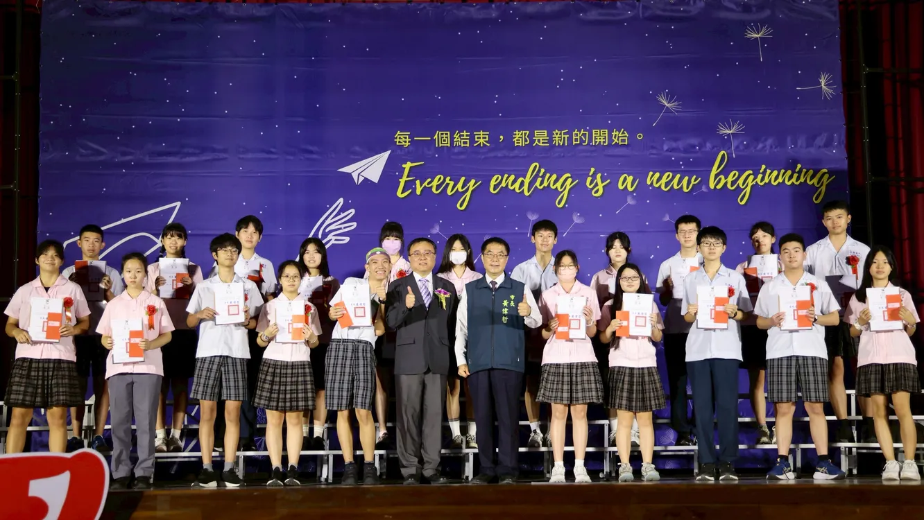 ▲黃偉哲出席民德國中畢業典禮，祝福畢業生帶著師長祝福與同窗情誼，邁向人生嶄新旅程。（圖／台南市政府提供）