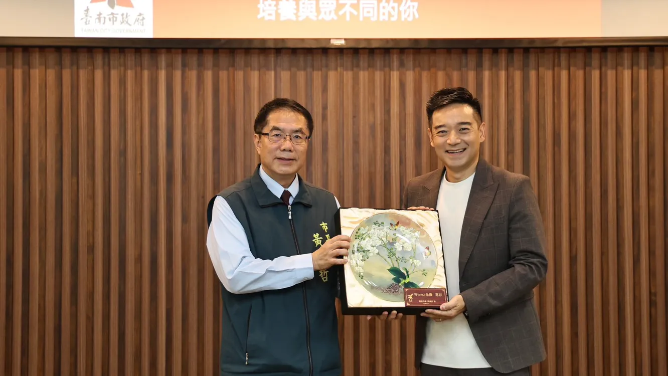 ▲市府辦理【新聞主播:岑永康】名人講座，黃偉哲到場致意。（圖／台南市政府提供）