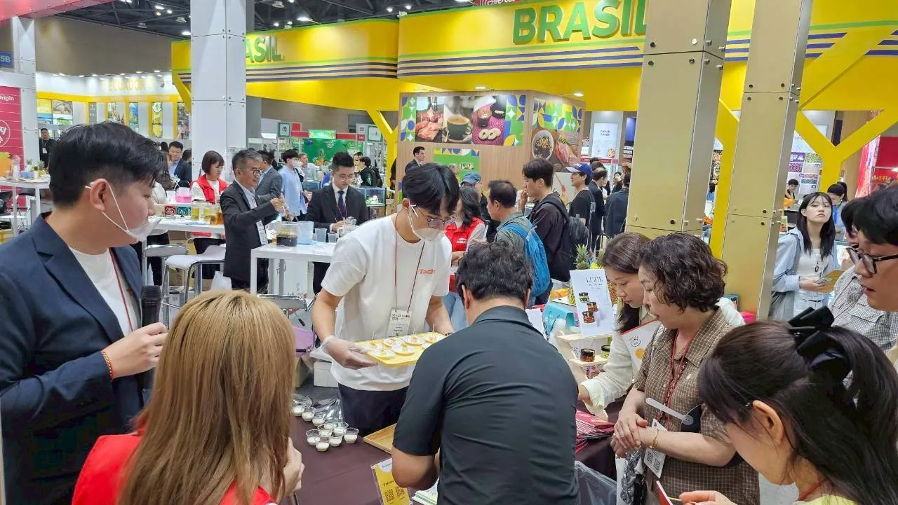 ▲SEOUL FOOD 2026臺南館現場舉辦產品試吃活動，吸引國際買主及參觀民眾熱烈品嚐與交流。（圖／台南市農業局提供）