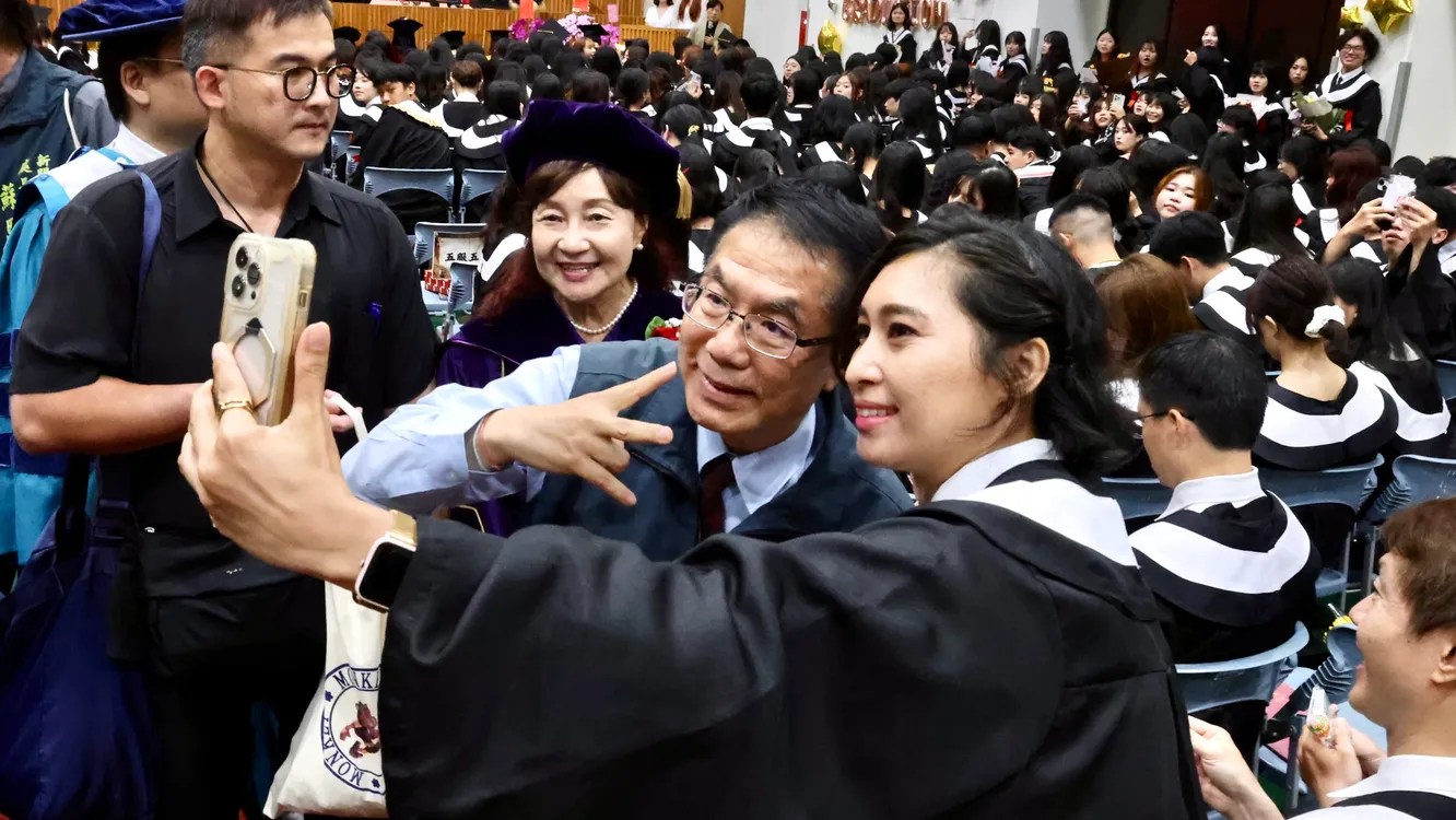 ▲市長黃偉哲今(12)日下午出席台南護專畢業典禮,祝褔勉勵379位畢業生,並與現場師生熱情互動。(圖/台南市政府提供)