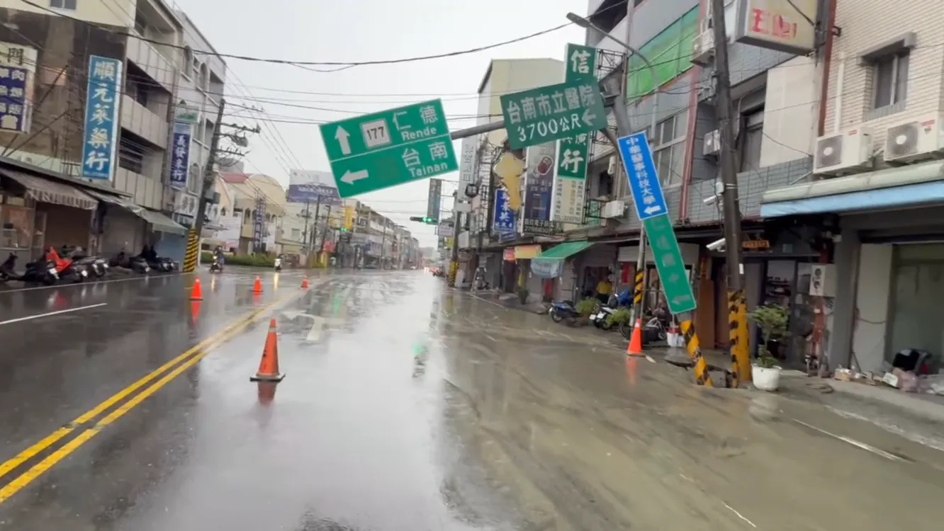 ▲仁德中正路驚傳路基掏空,路標傾斜險波及車流。(圖/議員陳皇宇提供)