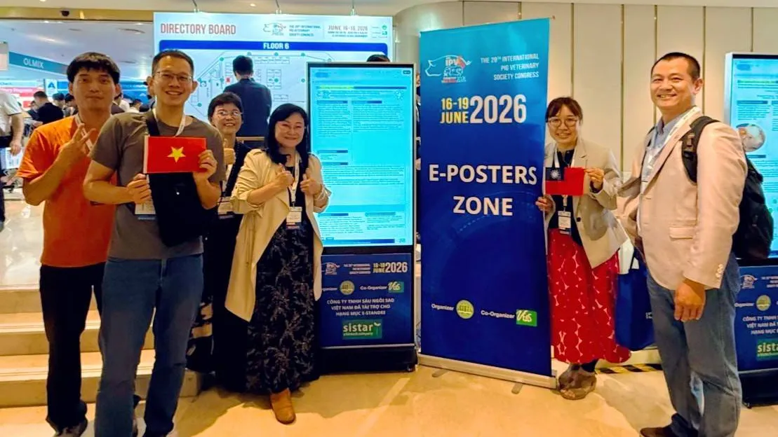 ▲臺南市動保處於越南胡志明市2026IVPS發表電子壁報論文,與指導教授屏東科技大學林昭男教授及臺灣大學李淑慧教授合影。(圖/台南市農業局提供)
