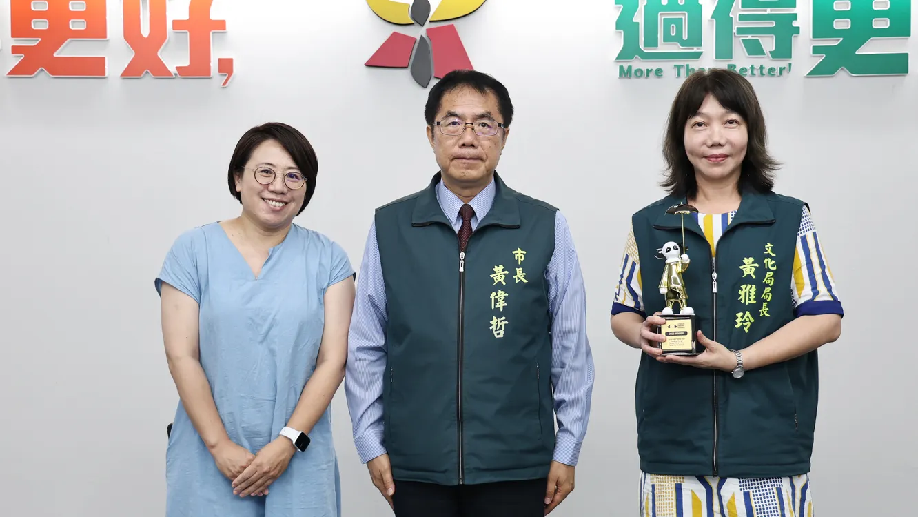 ▲空山祭《山林呼喚》獲國際肯定,文化局長黃雅玲(右)與科長余晏如(左),於市政會議獻獎予台南市政府,由市長黃偉哲(中)代表接受。(圖/台南市政府提供)