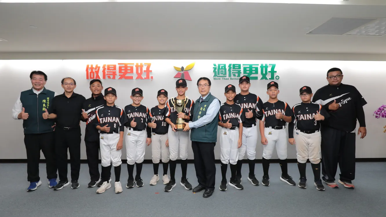 ▲台南市近期在基層體育接連傳出捷報，市長黃偉哲今(30)日於市政會議表揚崇學國小少棒聯隊。（圖／台南市政府提供）