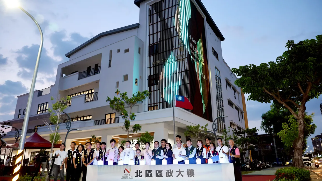 ▲《映時浮光》點亮海安路，北區區政大樓打造光影新地標。（圖／台南市政府提供）