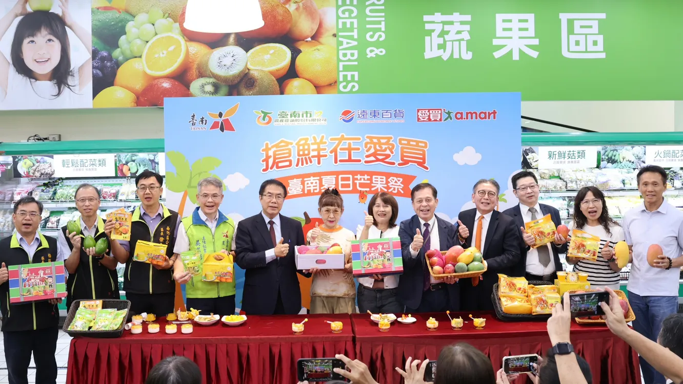 ▲市長黃偉哲今(2)日前往新北市愛買量販店出席「台南夏日芒果祭」活動，將最新鮮香甜的台南芒果直送大台北消費市場。（圖／台南市政府提供）