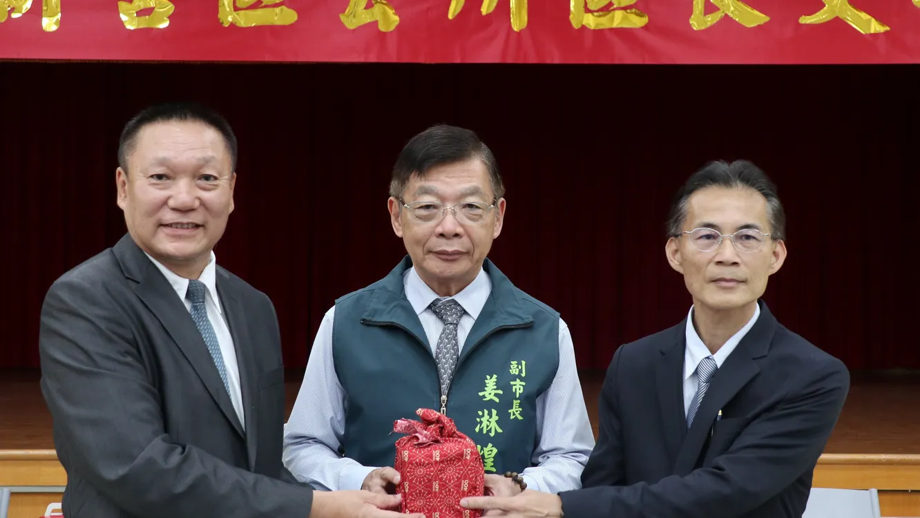 ▲台南市3區區長完成交接,黃偉哲期勉傾聽民意、提升服務。(圖/台南市民政局提供)