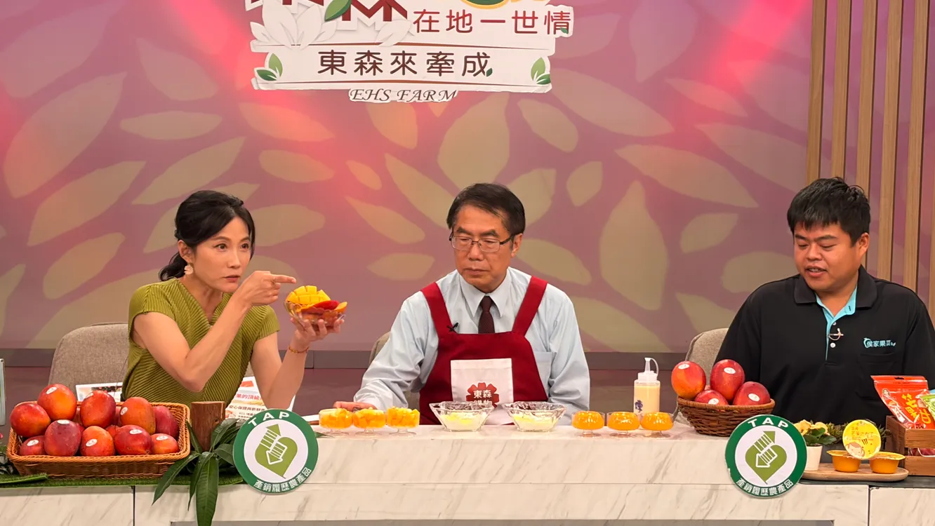 ▲市長黃偉哲今(8)日再度化身「最強農產推銷員」，前往東森農場直播現場行銷台南愛文芒果，3千公斤全部完售。（圖／台南市政府提供）