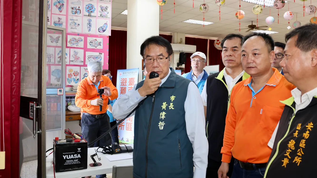 ▲因應巴威颱風逐漸接近，為確保各項防颱整備工作完善，市長黃偉哲今日前往安南區視察防災整備。（圖／台南市政府提供）