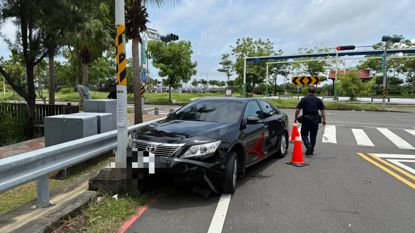 ▲闖紅燈擦撞電桿露餡,19歲男毒駕遭逮,車內搜出愷他命、K盤送辦。(圖/記者 楊子安 翻攝)
