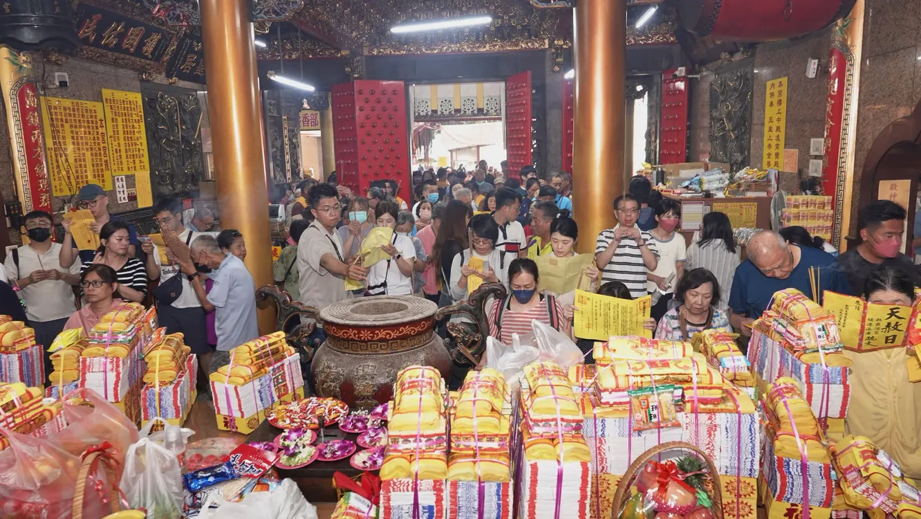 ▲三重吉日難得一遇,台南開基玉皇宮湧現祈福人潮。(圖/開基玉皇宮提供)
