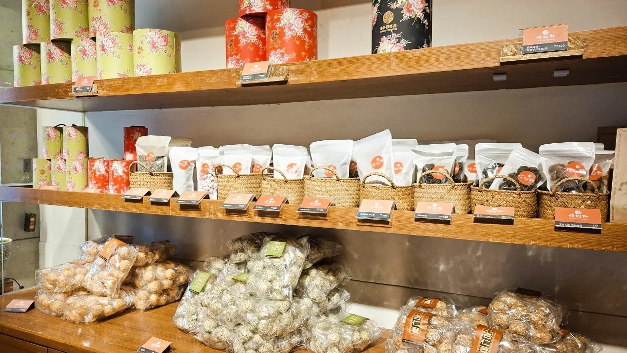 ▲信裕軒主打天然手作茶食與手工荖,從食材到包裝設計都充滿「臺灣味」。(張耘書拍攝)
