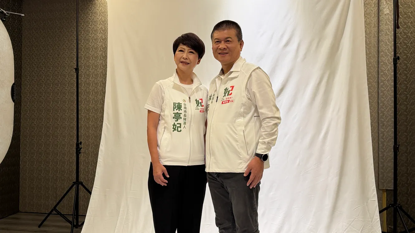 ▲ 陳亭妃穿上以「妃」的意象結合「女」字元素設計的新戰袍,與副議長、黨部主委林志展合體拍定裝照。(圖/記者 楊子安 翻攝)