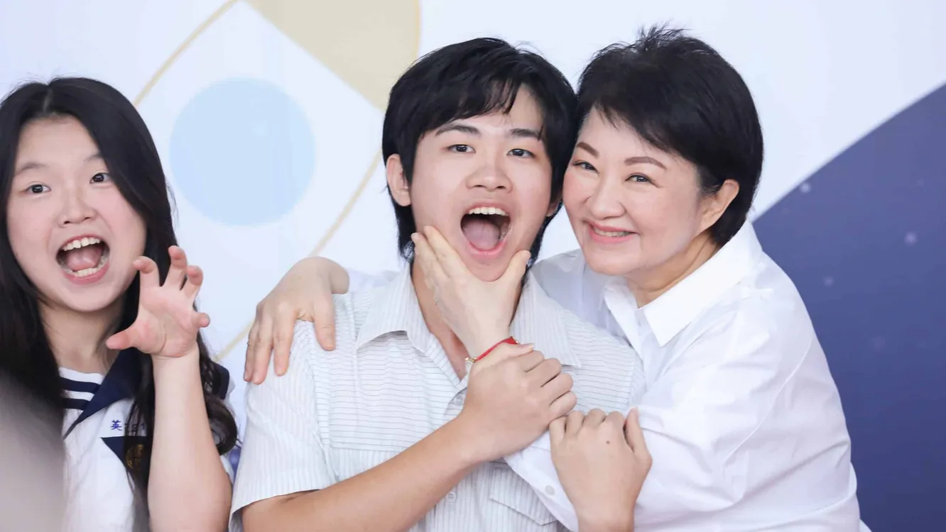 盧市長與8042位高中以下市長獎畢業生合影 「各俏皮POSE」照單全收　勉學子勇敢迎未來