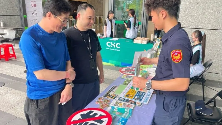 內湖警捲袖捐血　交安反詐護安康