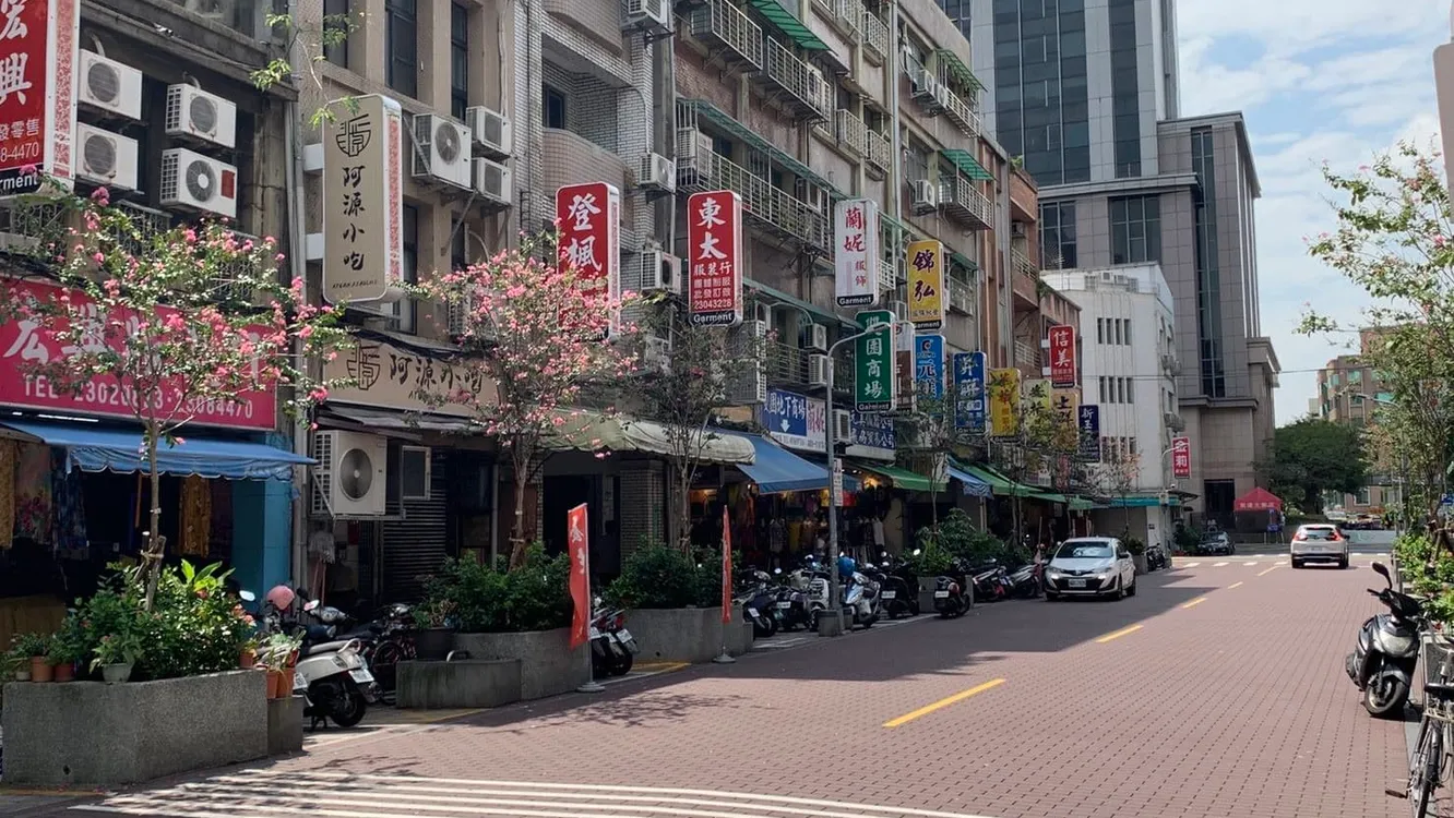 粉桃紫薇花現萬華街道　浪漫妝點浪漫ing