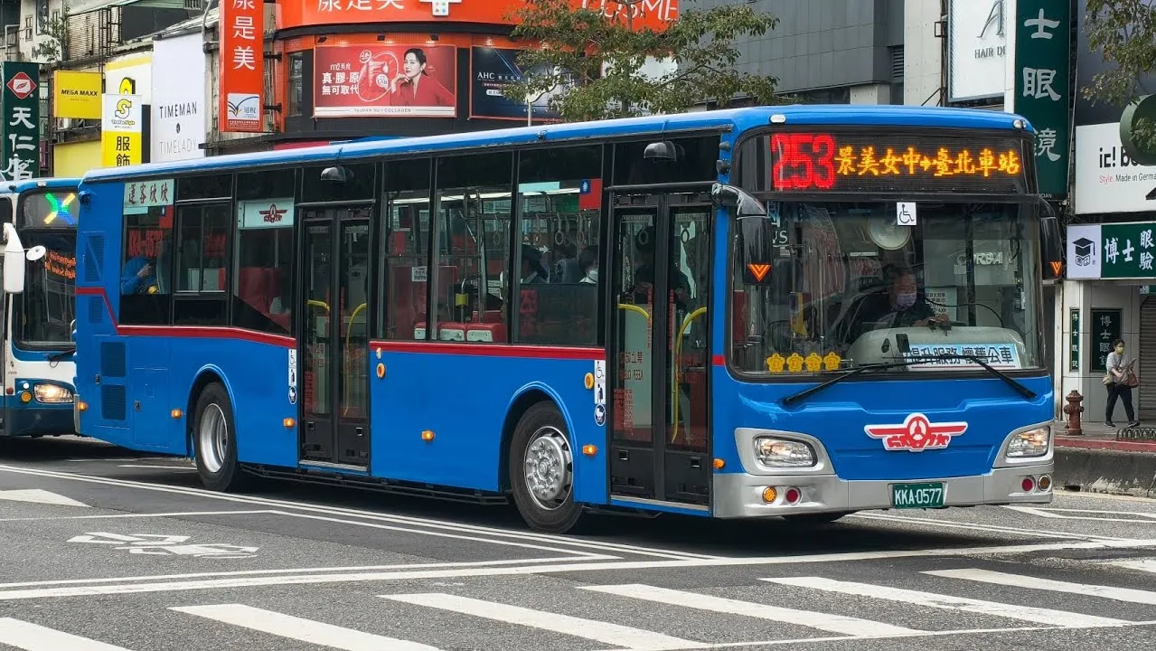 景美女中迎64校慶　復刻藍色公車重返校園　喚醒「黃衫客」17歲回憶