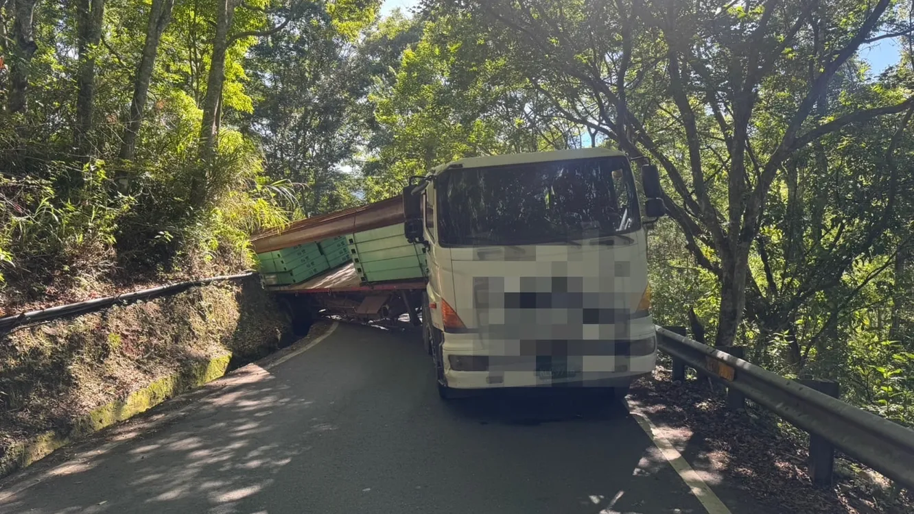 仁愛鄉投83線發生營業貨運曳引車　自掉水溝事故