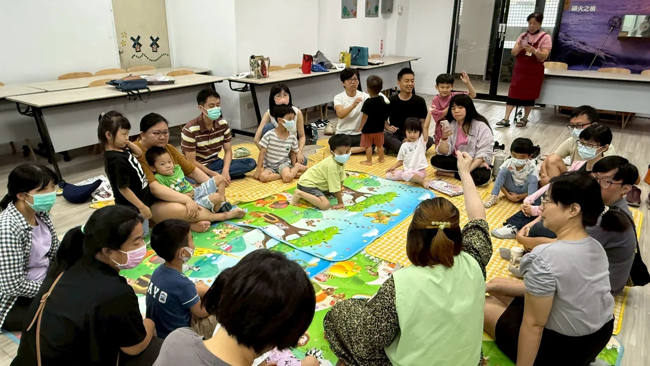 用愛擁抱「情緒小怪獸」 新北第一區早療中心辦親子共讀 教導家長支持與鼓勵孩子