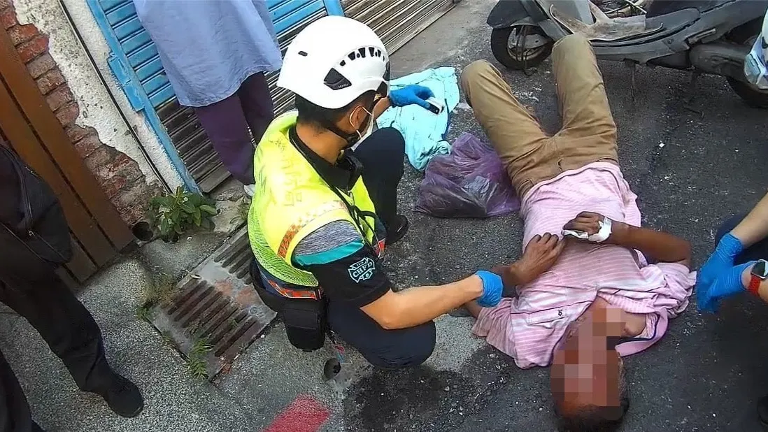 炎炎夏日路倒無人應答　員警及時伸援協助送醫