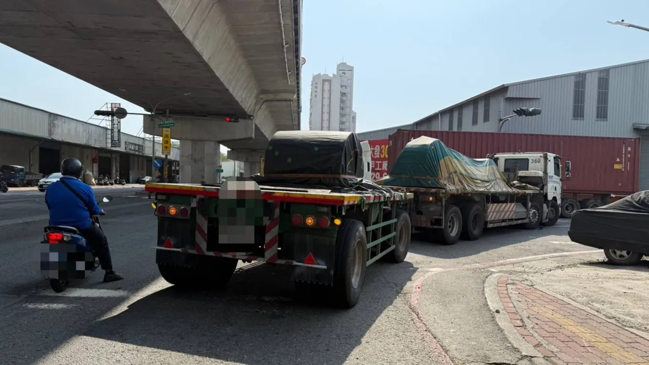 高雄死亡車禍 單車婦遭右轉聯結車輾斃