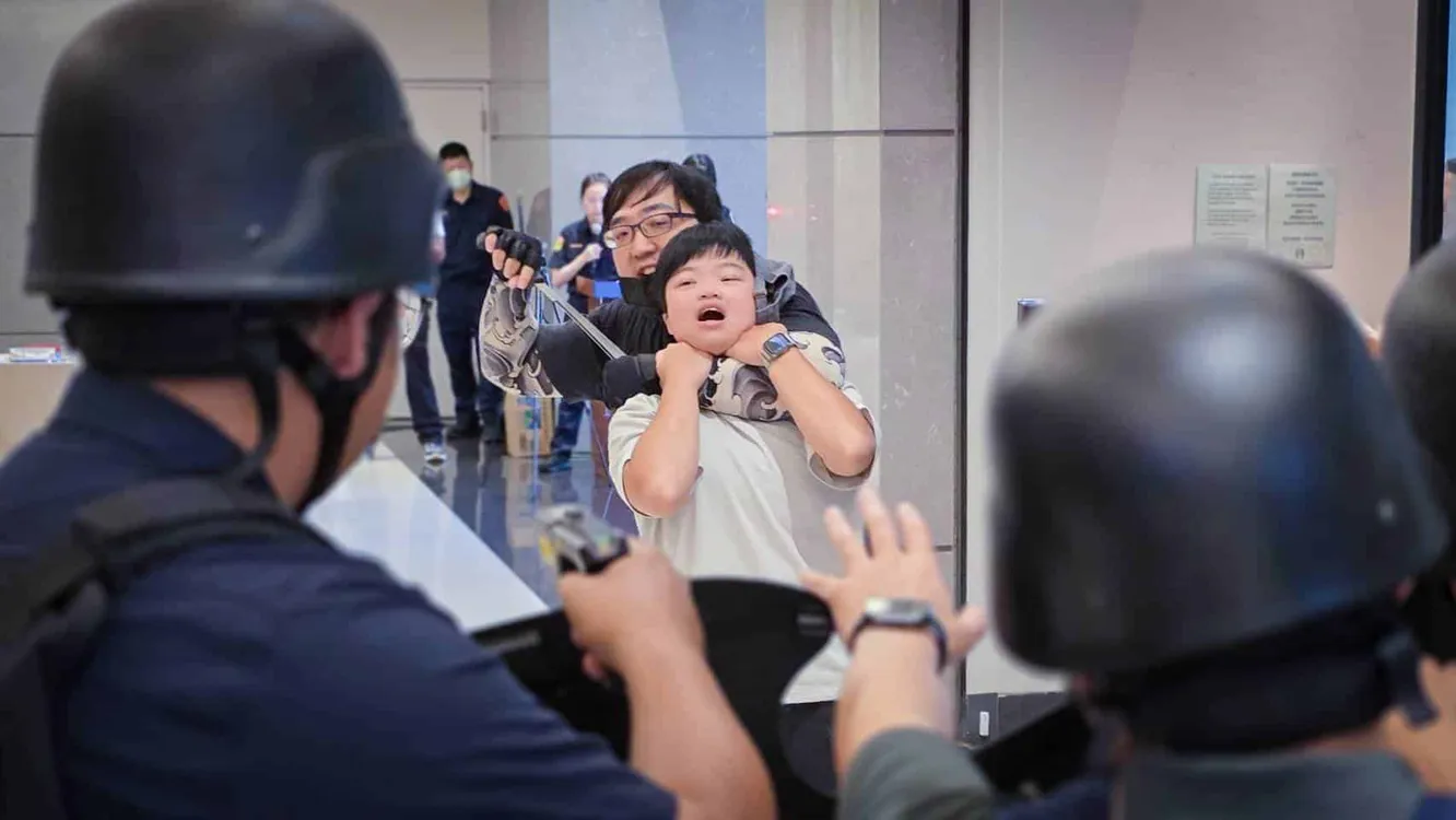 隨機攻擊挾持人質太逼真 北市警偕多機關聯手反恐演練