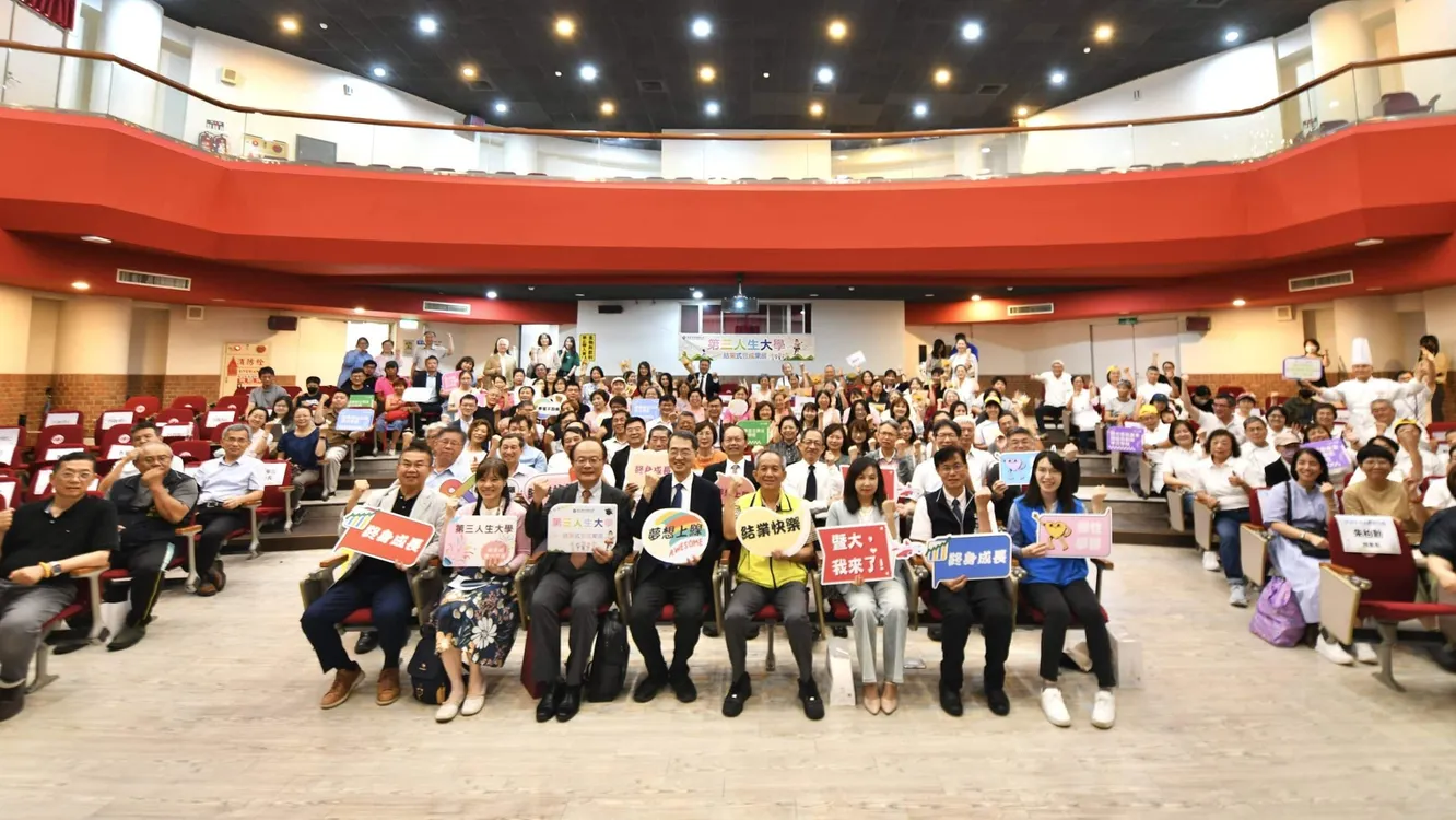 AI創作、華麗走秀！暨大第三人生大學結業式　展現終身學習豐碩成果