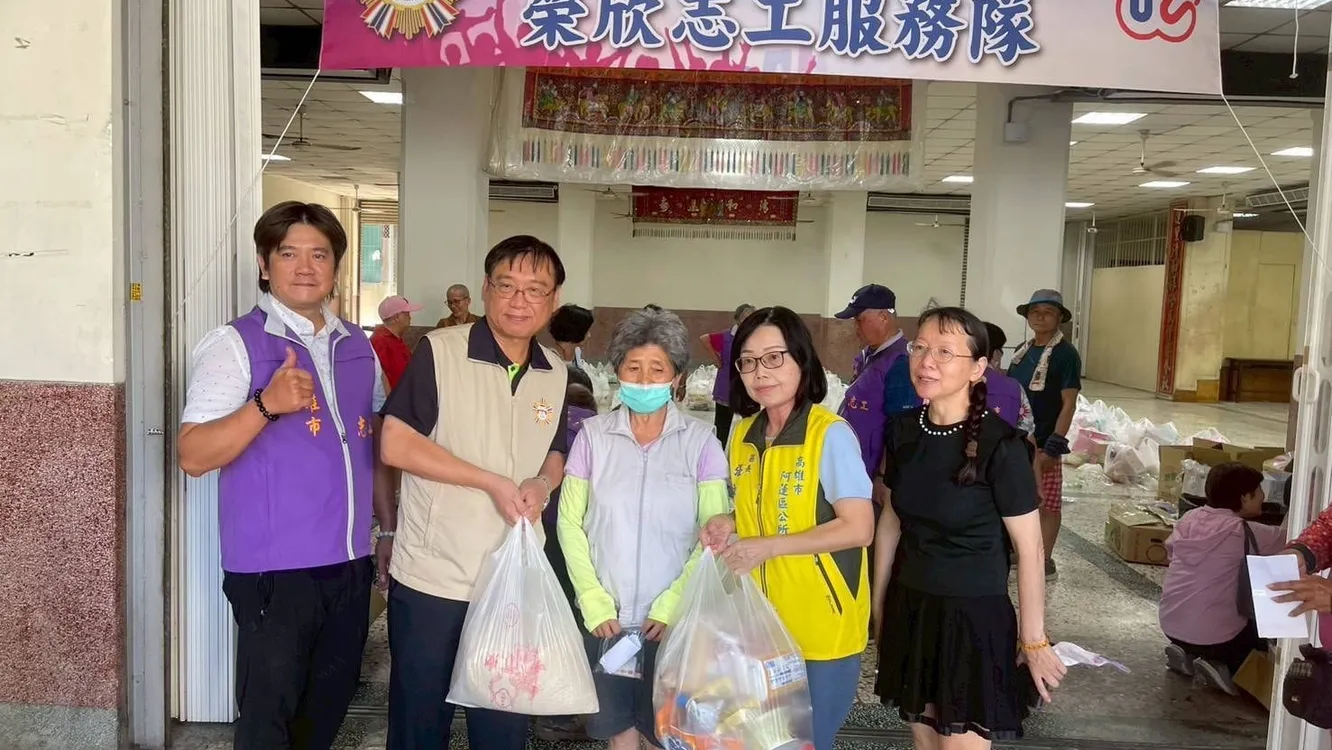 高雄市榮服處榮欣志工大隊　攜手王吟妃師姐愛心團隊　公益送暖關懷弱勢