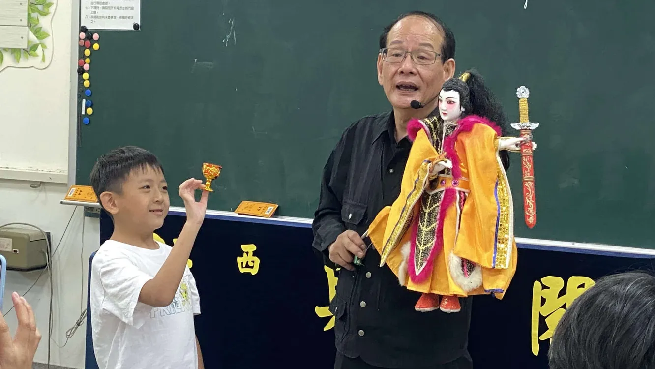 老松國小攜手樂齡長者共學布袋戲　代間營隊傳承百年掌中藝術