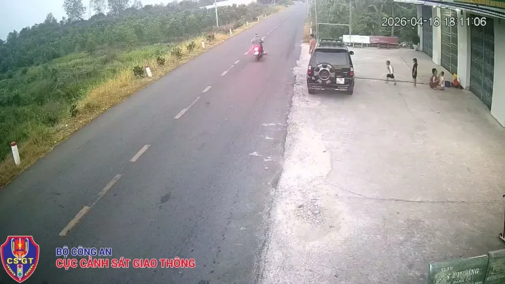 影/路邊玩球闖下大禍!越南男童一踢「球滾到馬路」 騎士撞上摔死監視器影片瘋傳