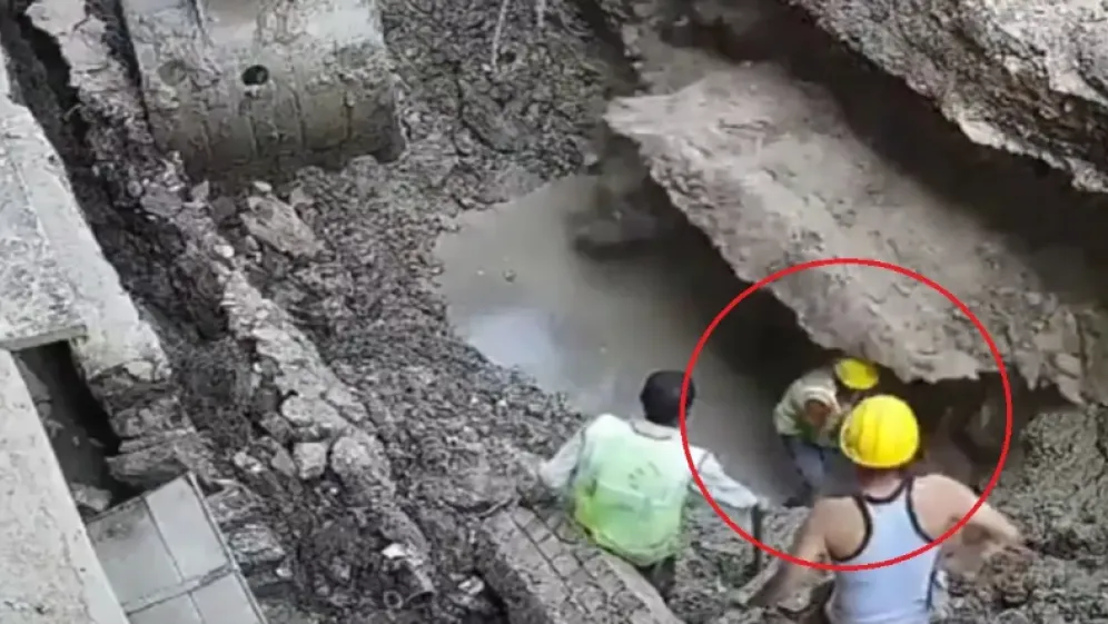 影／印度工安死亡意外！工人「坑洞內修管線」突道路坍塌　遭活埋影片瘋傳
