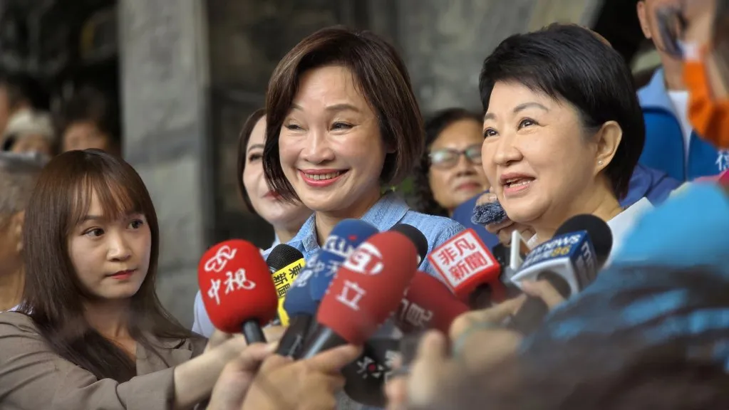 藍營南下拔樁!柯志恩攜盧秀燕搶攻前鎮 千人湧入慈德宮