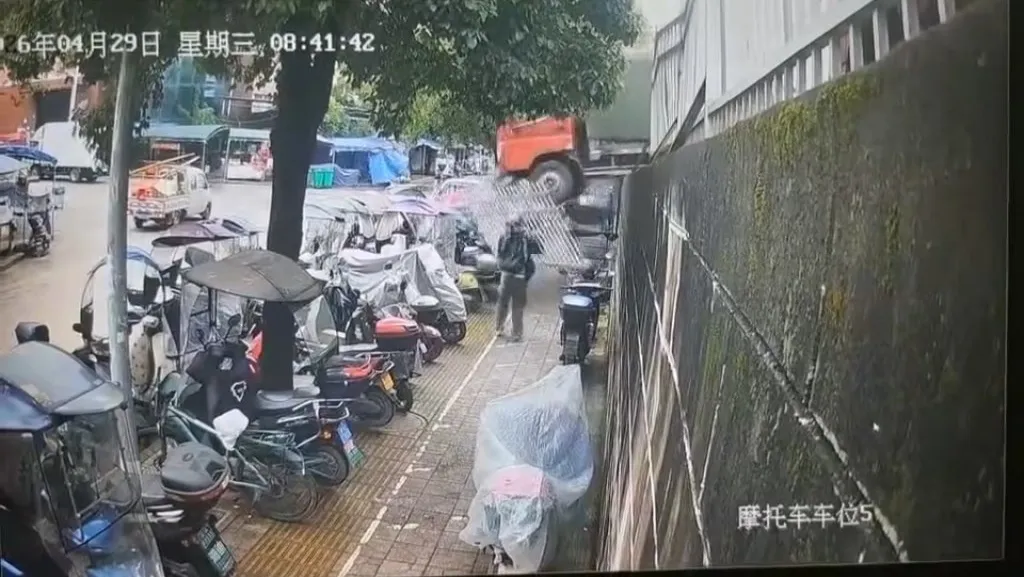 影／死神擦身而過！男低頭滑手機龜速移動　下秒「天降大貨車」躲過重壓