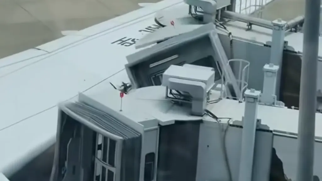 影／東航客機煞不住！成都飛上海落地撞上空橋　官方證實：發生機械故障