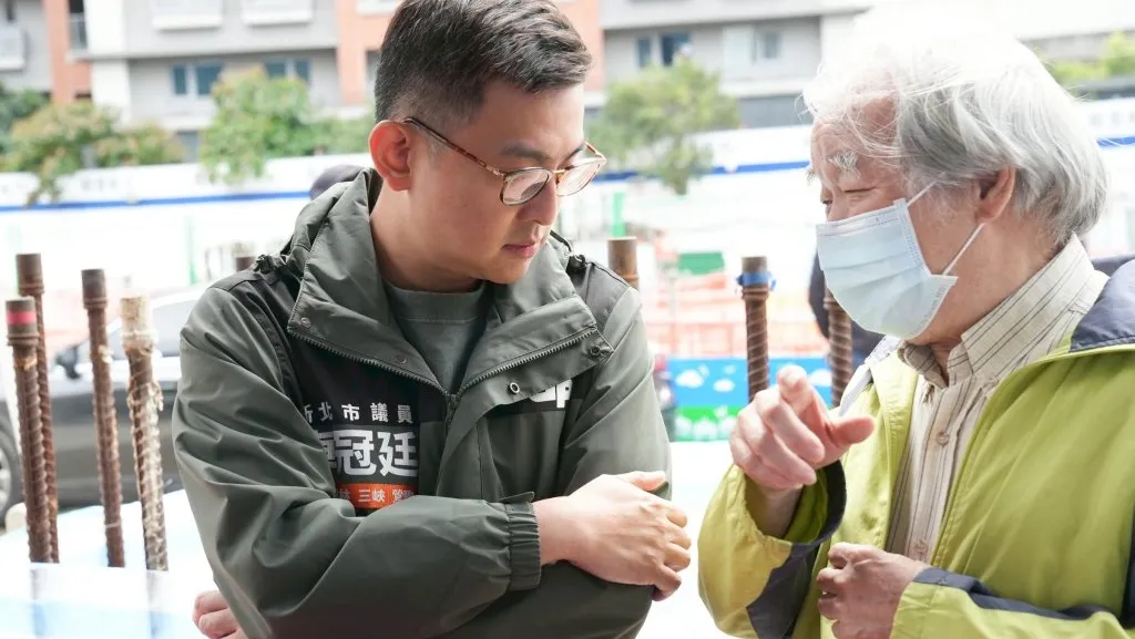 卓冠廷服務處遭搜索!前助理涉個資法6萬元交保 本人回應:全力配合司法