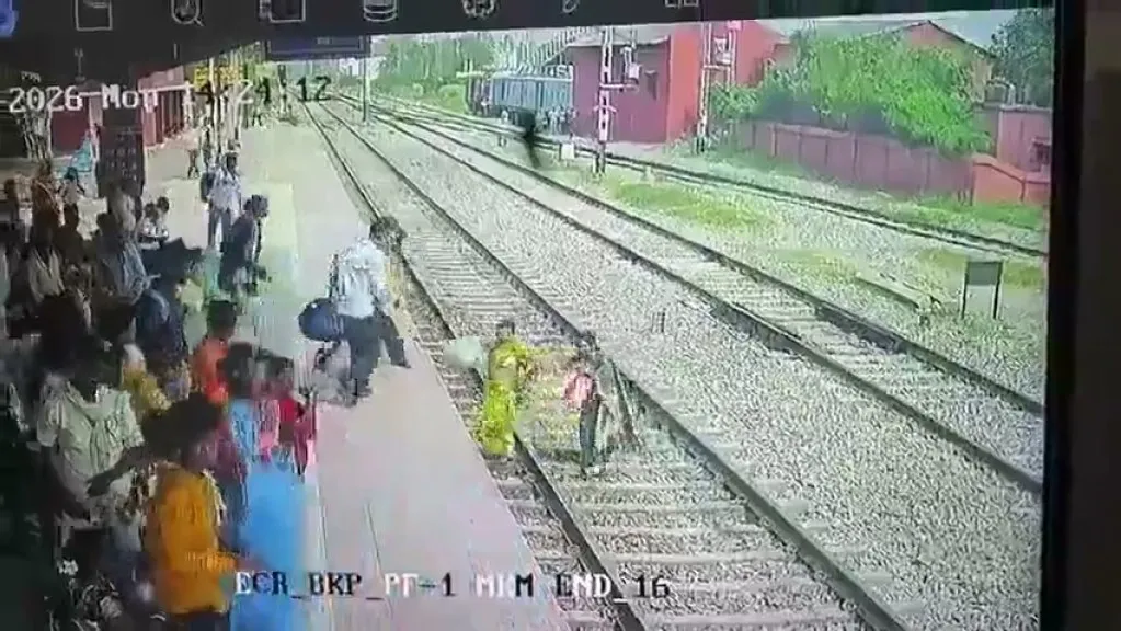 影/印度2女穿越鐵軌出事!來不及爬上月台遭列車撞擊身亡 監視器拍下事故瞬間