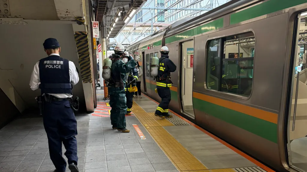 快訊／日本JR列車遭噴「不明噴霧」！多名乘客呼吸痛崩潰　東海道線停駛3人送醫